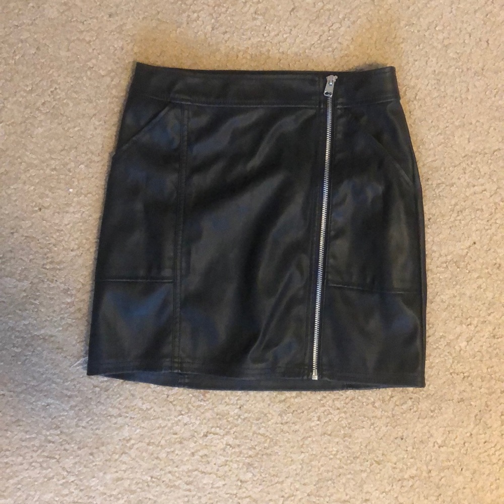 Zip up leather skirt with pockets